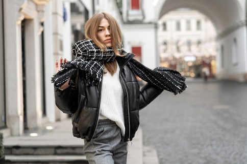 czarna kurtka damska puchowa w stylizacji na jesień