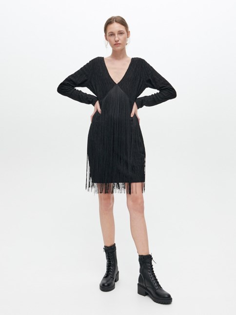 czarna sukienka z frędzlami