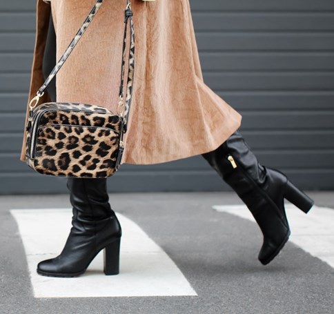 czarne kozaki na słupku damskie