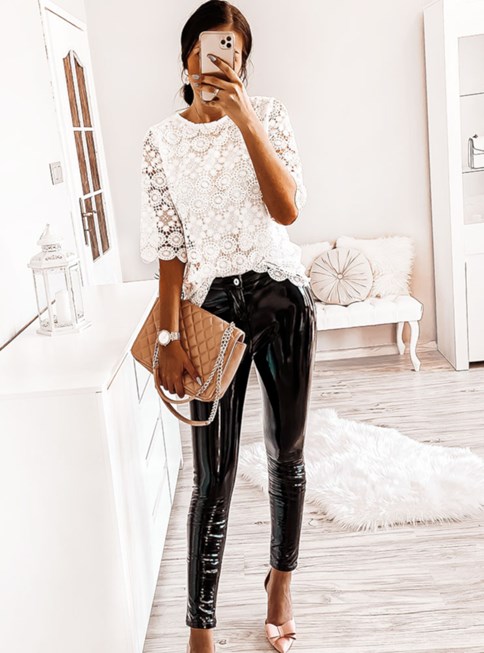 czarne lateksowe spodnie w stylizacji z białą bluzką i szpilkami