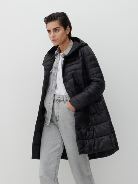 czarny pikowany płaszcz z kapturem