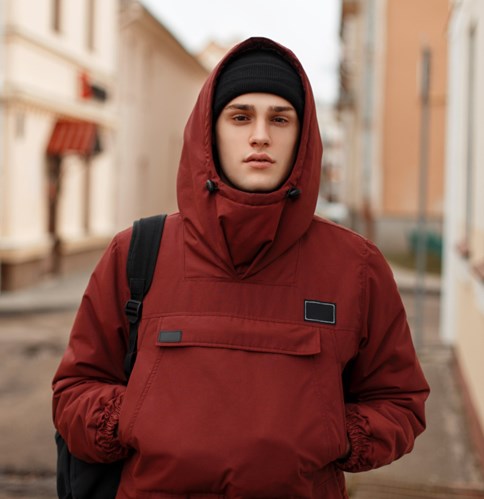 czerwona kurtka zimowa męska z wyprzedaży