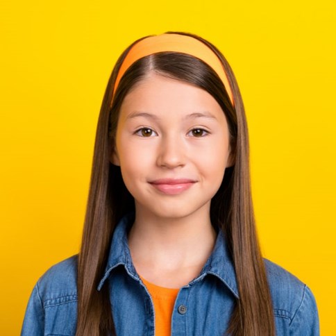 dziewczynka w żółtej opasce