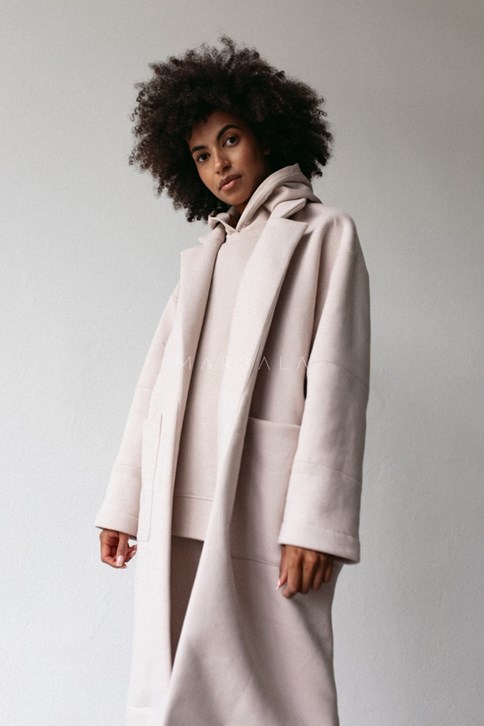 długi płaszcz damski beżowy w stylizacji jesień-zima