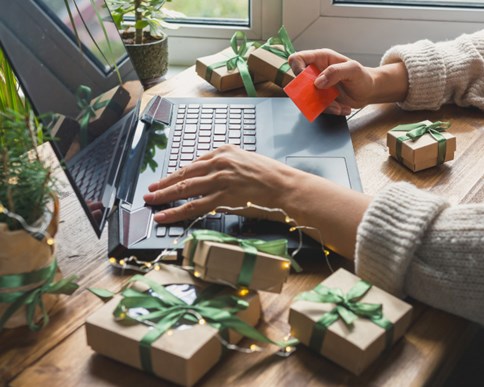 kobieta kupująca gadżety na prezent online