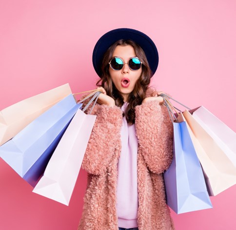 kobieta na wyprzedaży kurtek damskich