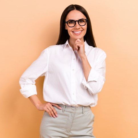 kobieta w białej koszuli 