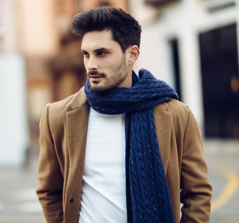 męski szalik w stylizacji z płaszczem i białym t-shirtem