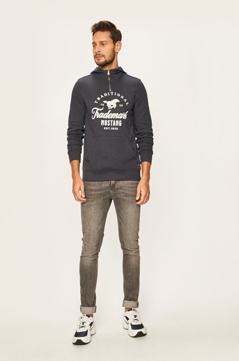 mężczyzna ubrany w jeansy Mustang i bluzę
