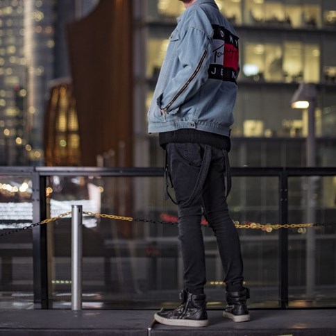 mężczyzna w ubraniach od Tommy Hilfiger 