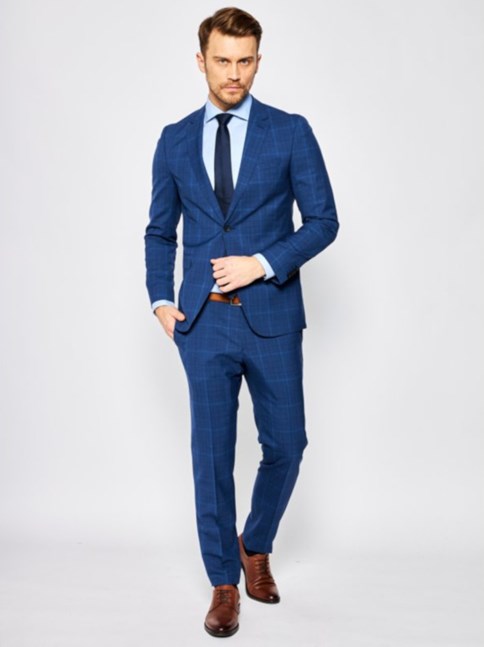 niebieski garnitur męski w delikatną kratę