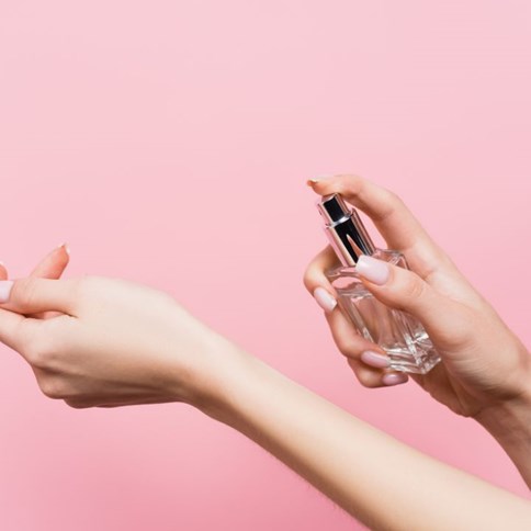 perfumy damskie i kobieca dłoń