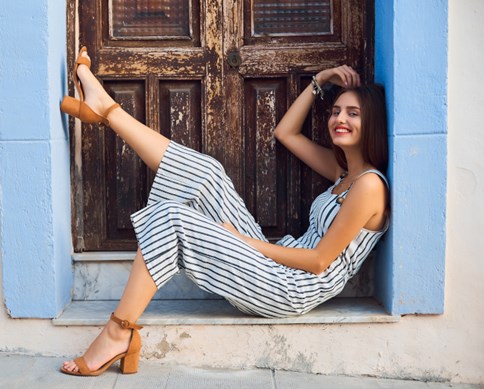 sandały w stylu ryłko w stylizacji z letnim kombinezonem