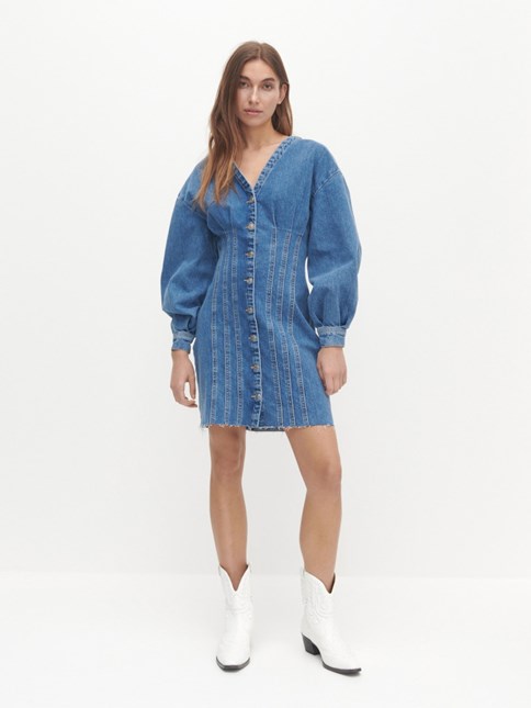sukienka z bufiastymi rękawami jeansowa