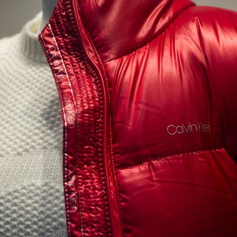 czerwona kurtka marki Calvin Klein