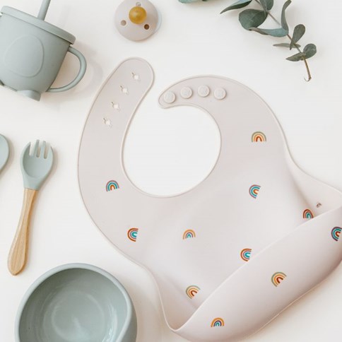 Śliniak dla dziecka w tęczę 