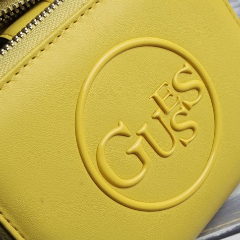 Żółty portfel Guess