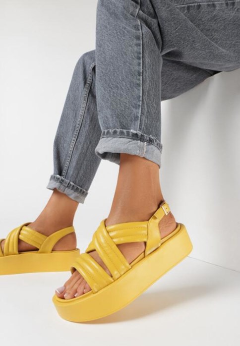żółte sandały na platformie