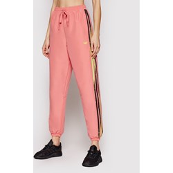 Spodnie adidas damskie, modne kolekcje 2021 w Domodi