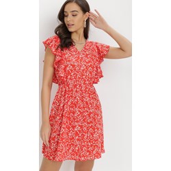 Sukienka Born2be czerwona bez rękawów mini w kwiaty z wiskozy  - zdjęcie produktu