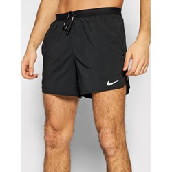 Czarne spodenki męskie Nike w sportowym stylu  - zdjęcie produktu