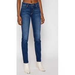 Granatowe jeansy damskie Wrangler w miejskim stylu  - zdjęcie produktu