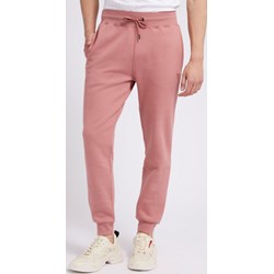 Różowe spodnie męskie Guess  - zdjęcie produktu