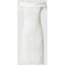 Sukienka Apart Glamour z okrągłym dekoltem z koronką z krótkim rękawem biała na sylwestra  - zdjęcie produktu