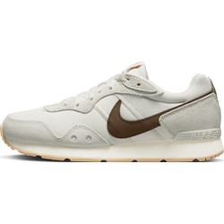 Buty sportowe damskie Nike zamszowe na płaskiej podeszwie  - zdjęcie produktu