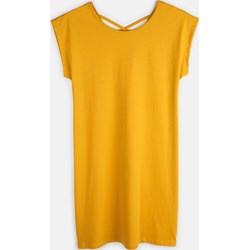 Sukienka Gate żółta z krótkim rękawem z okrągłym dekoltem casualowa prosta  - zdjęcie produktu
