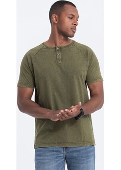 T-shirt męski z dekoldem henley - ciemnooliwkowy V4 S1757 ombre - kod rabatowy