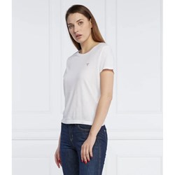 Bluzka damska Guess biała na wiosnę casual z okrągłym dekoltem z krótkim rękawem  - zdjęcie produktu