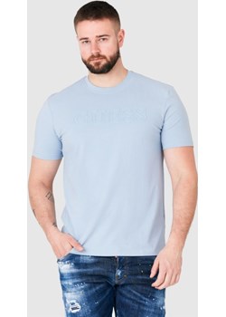 GUESS Błękitny t-shirt męski z wytłaczanym logo, Rozmiar L Guess okazja outfit.pl - kod rabatowy