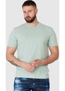 GUESS Pistacjowy t-shirt męski z wytłaczanym logo, Rozmiar L Guess wyprzedaż outfit.pl - kod rabatowy