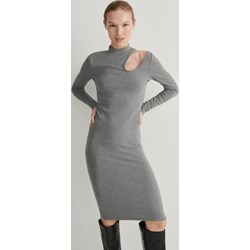 Sukienka Reserved z wiskozy midi dopasowana na spacer  - zdjęcie produktu