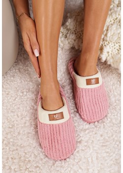 Różowe Kapcie z Futerka Ozdobione Tłoczeniem i Naszywką Lavetire wyprzedaż born2be.pl - kod rabatowy