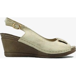 Złote sandały damskie Labuty z klamrą na lato eleganckie na koturnie  - zdjęcie produktu