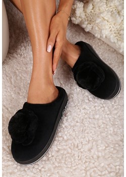 Czarne Kapcie na Platformie z Pomponem Conine promocja born2be.pl - kod rabatowy