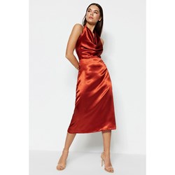 Sukienka Trendyol midi z dekoltem w serek bez rękawów  - zdjęcie produktu