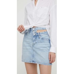 Spódnica Tommy Jeans niebieska mini  - zdjęcie produktu