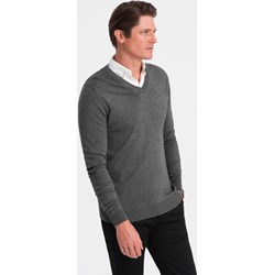 Szary sweter męski Ombre w serek  - zdjęcie produktu