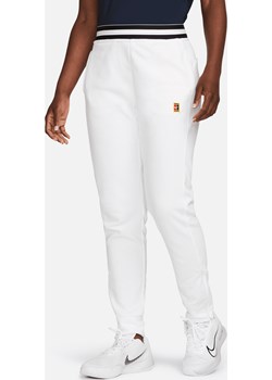 Damskie spodnie z dzianiny dresowej do tenisa NikeCourt Dri-FIT Heritage - Biel Nike Nike poland - kod rabatowy