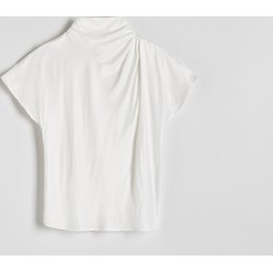 Bluzka damska Reserved biała z krótkim rękawem z golfem  - zdjęcie produktu