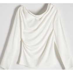 Bluzka damska Reserved z okrągłym dekoltem biała casual z długim rękawem  - zdjęcie produktu