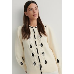 Sweter damski Reserved z okrągłym dekoltem beżowy  - zdjęcie produktu