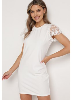 Biała Dopasowana Sukienka z Koronkowym Rękawkiem Cidariana Born2be Odzież okazyjna cena - kod rabatowy