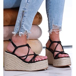 Sandały damskie Pantofelek24 z tkaniny z klamrą eleganckie na koturnie  - zdjęcie produktu