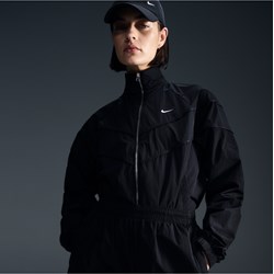 Kurtka damska czarna Nike krótka jerseyowa bez kaptura w sportowym stylu  - zdjęcie produktu