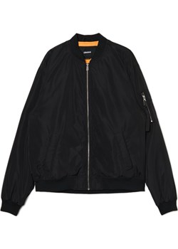 Cropp - Kurtka bomber z kieszenią na rękawie - czarny Cropp Cropp - kod rabatowy