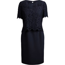 Sukienka APART z dekoltem karo  - zdjęcie produktu